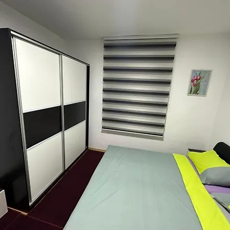 1 Bedroom Flat With Free Parking In A 아파트 *