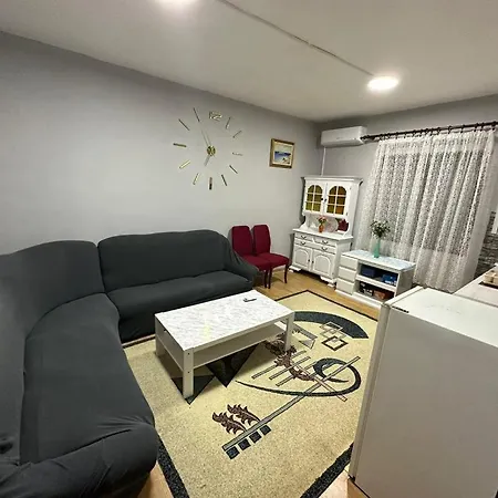 Apartment 1 Bedroom Flat With Free Parking In A
